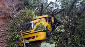 Avalancha alcanza vehículos que esperaban paso en Los&hellip;